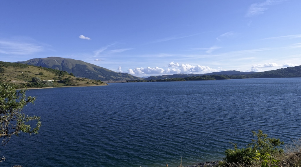 Lago di Campotosto 2015 Dieses Foto entstand in Zusammenarbeit mit Stadtbesichtigungen.de Die Seiten Stadtbesichtigungen.de, der dazugehörige Reise Blog sowie die Facebookseite: Stadtbesichtigungen Rom dürfen dieses Bild für Ihre Veröffentlichungen ohne den Hinweis auf Wikipedia, Commons bzw der Lizenz verwenden. Die Verantwortlichen habe von mir (Ra Boe) die Originaldaten zur freien Verfügung übermittelt bekommen.