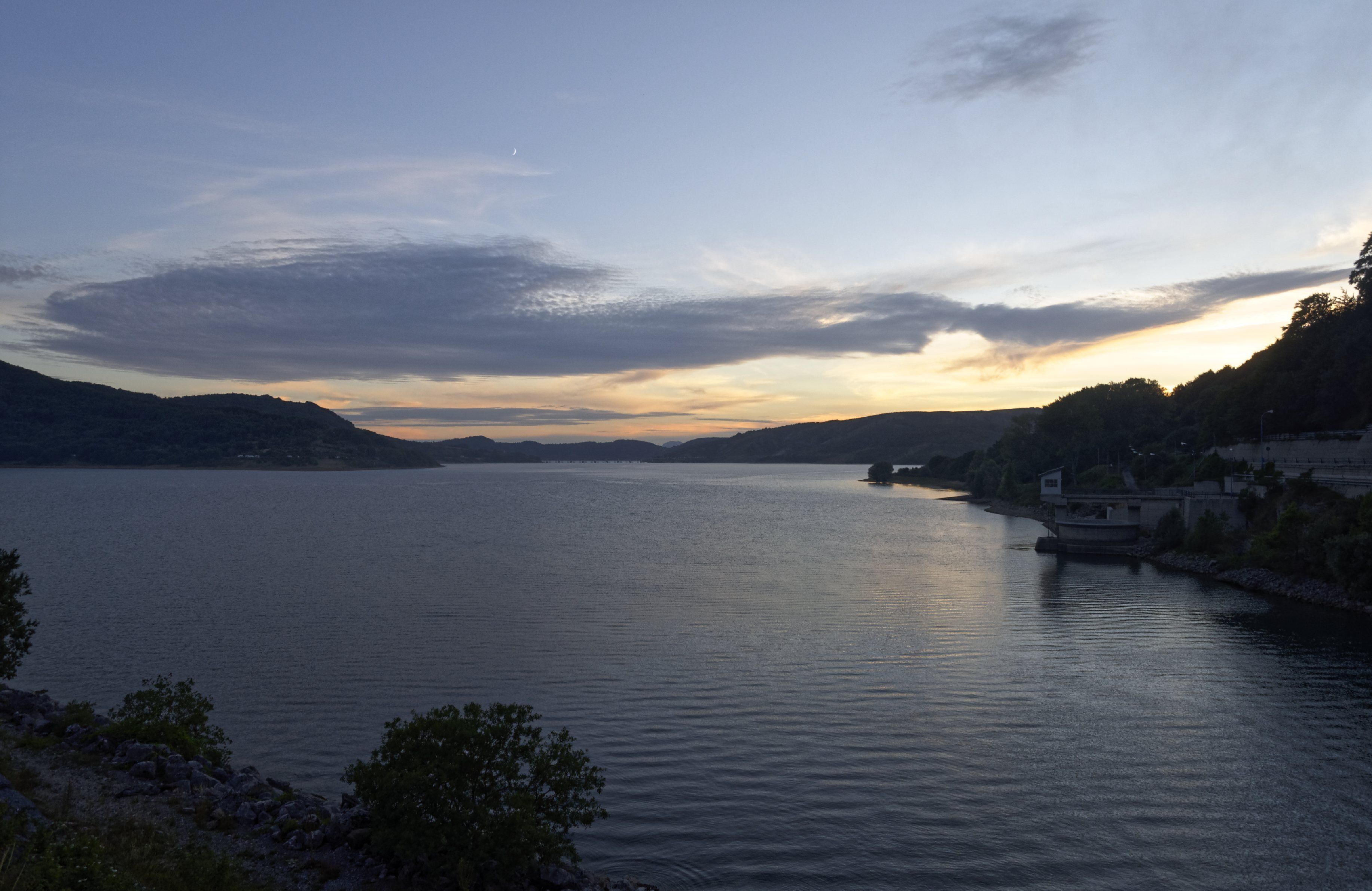 Lago di Campotosto 2015 Dieses Foto entstand in Zusammenarbeit mit Stadtbesichtigungen.de Die Seiten Stadtbesichtigungen.de, der dazugehörige Reise Blog sowie die Facebookseite: Stadtbesichtigungen Rom dürfen dieses Bild für Ihre Veröffentlichungen ohne den Hinweis auf Wikipedia, Commons bzw der Lizenz verwenden. Die Verantwortlichen habe von mir (Ra Boe) die Originaldaten zur freien Verfügung übermittelt bekommen.