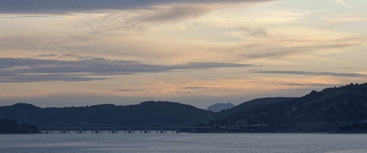 Lago di Campotosto 2015 Dieses Foto entstand in Zusammenarbeit mit Stadtbesichtigungen.de Die Seiten Stadtbesichtigungen.de, der dazugehörige Reise Blog sowie die Facebookseite: Stadtbesichtigungen Rom dürfen dieses Bild für Ihre Veröffentlichungen ohne den Hinweis auf Wikipedia, Commons bzw der Lizenz verwenden. Die Verantwortlichen habe von mir (Ra Boe) die Originaldaten zur freien Verfügung übermittelt bekommen.