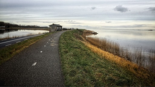 Wander along the dykes of Waterland. Great stops in Monnickendam and Marken. Wide open spaces with lots of birdlife all year round. Close to Amsterdam and easy to explore on foot or by bike.