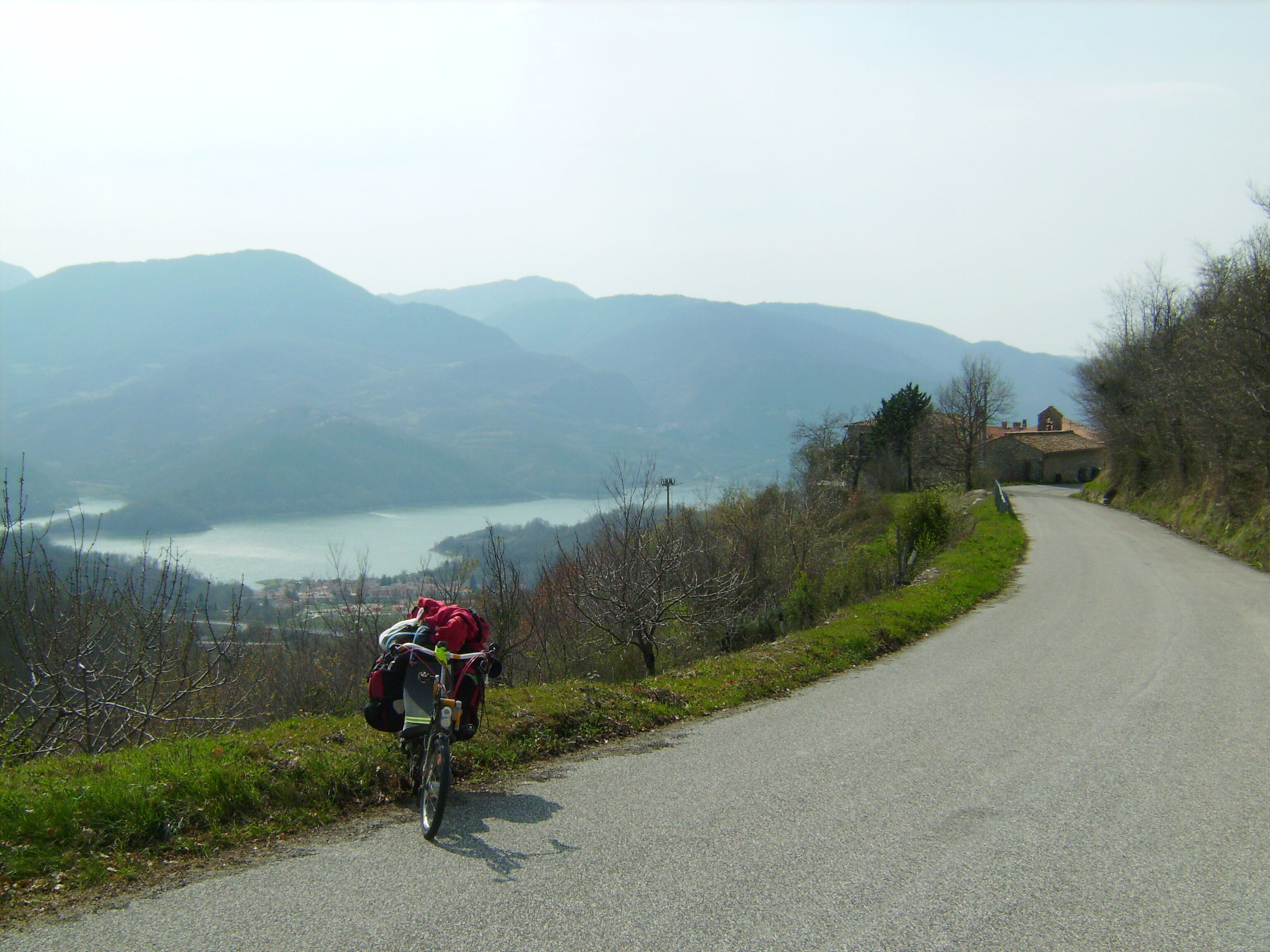 La strada provinciale 22 nei pressi del villaggio di Colle della Sponga, frazione di Petrella Salto (provincia di Rieti, Lazio), con sullo sfondo il Lago del Salto