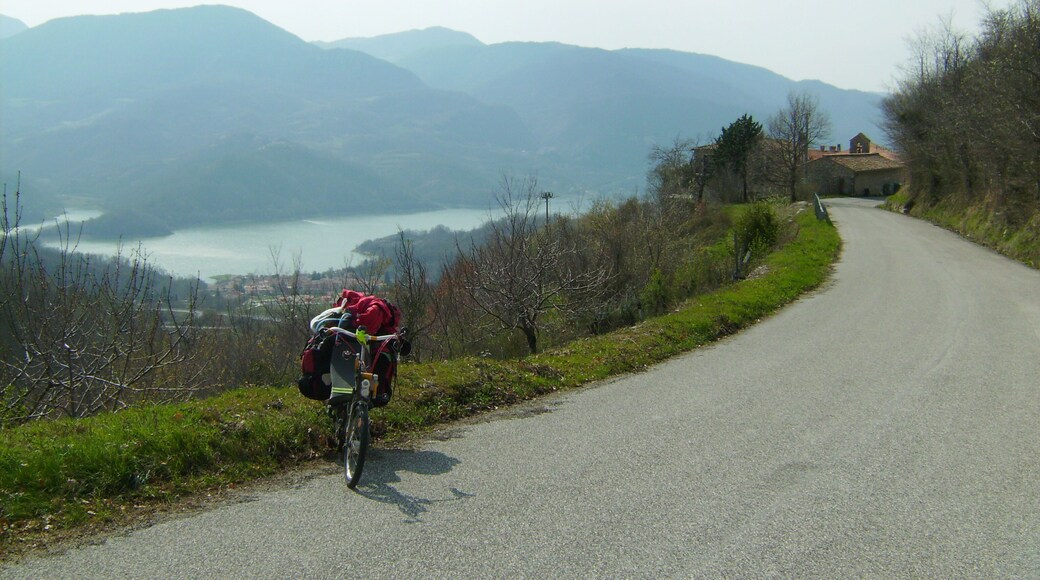 La strada provinciale 22 nei pressi del villaggio di Colle della Sponga, frazione di Petrella Salto (provincia di Rieti, Lazio), con sullo sfondo il Lago del Salto
