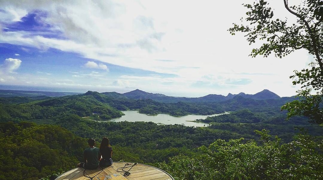 #nature #scenic #beautiful #beautifulworld
The nature scenic hidden gem of #Jogjakarta , #Kalibiru National Park is approximately 1-2 hour drive from the city and its a popular destination for locals and tourist alike. The main tourist area is actually a pretty small area high above the hills where tourist can view and take photograph the beautiful scenic landscape of the reserve. Wooden platform are built in scenic to simulate impossibly high vantage point for the tourist to take photo on.
During weekends and holiday the place will be packed and queues will be long and tedious so visit on weekdays if possible :)