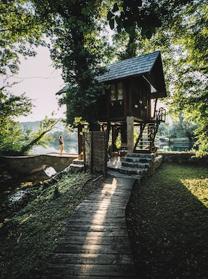 Discovering new places is sometimes you win and sometimes you learn. But this place & treehouse was a winner... One of the most special places we ever slept.... so peaceful, clean and beautiful. The tree itself going through the floor, next to the bed and back out through the roof 🌳 Loved it and the real magic began when the evening starts setting in... the clear green river transformed into a kind of milky foggy road with waves of mist. More of that later 😉
#treehouse #nature #bosnia #romance #river #una #cabin #house #localsecrets
Make sure you follow me on: 
https://www.facebook.com/ShotByCanipel/
https://www.instagram.com/canipel/