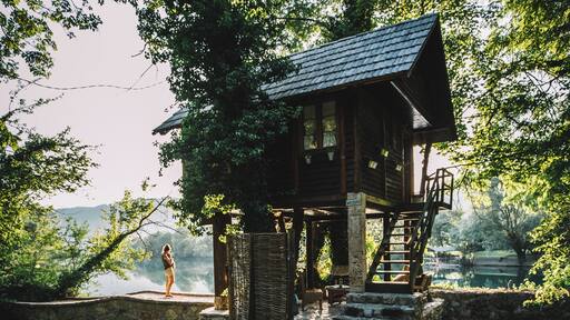 Discovering new places is sometimes you win and sometimes you learn. But this place & treehouse was a winner... One of the most special places we ever slept.... so peaceful, clean and beautiful. The tree itself going through the floor, next to the bed and back out through the roof 🌳 Loved it and the real magic began when the evening starts setting in... the clear green river transformed into a kind of milky foggy road with waves of mist. More of that later 😉
#treehouse #nature #bosnia #romance #river #una #cabin #house #localsecrets
Make sure you follow me on:
https://www.facebook.com/ShotByCanipel/
https://www.instagram.com/canipel/