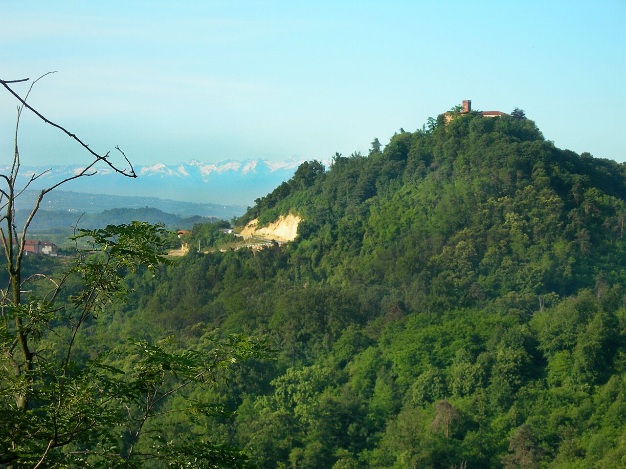 Il castello di Monteu Roero visto da Santo Stefano Roero (the Castle of Monteu Roero view from Santo Stefano Roero