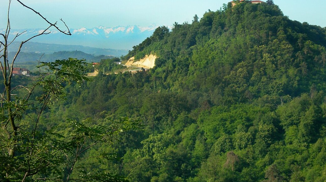 Il castello di Monteu Roero visto da Santo Stefano Roero (the Castle of Monteu Roero view from Santo Stefano Roero