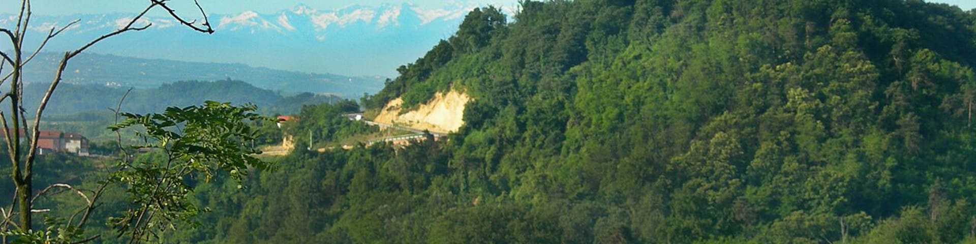 Il castello di Monteu Roero visto da Santo Stefano Roero (the Castle of Monteu Roero view from Santo Stefano Roero