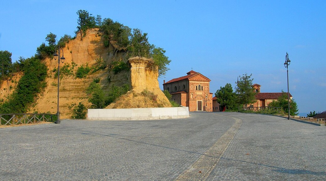 Il centro storico di Santo Stefano Roero, con la rocca su cui sorgeva l'antica torre, e la chiesa parrocchiale di Santa Maria del Podio (the center of Santo Stefano Roero, the rocca on which there was the ancient Tower and the Church of Santa Maria del Podio)