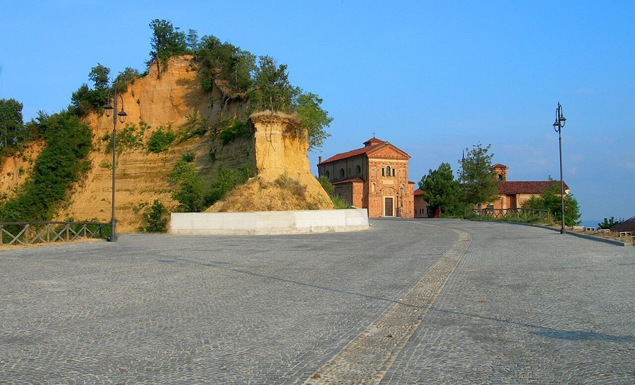 Il centro storico di Santo Stefano Roero, con la rocca su cui sorgeva l'antica torre, e la chiesa parrocchiale di Santa Maria del Podio (the center of Santo Stefano Roero, the rocca on which there was the ancient Tower and the Church of Santa Maria del Podio)