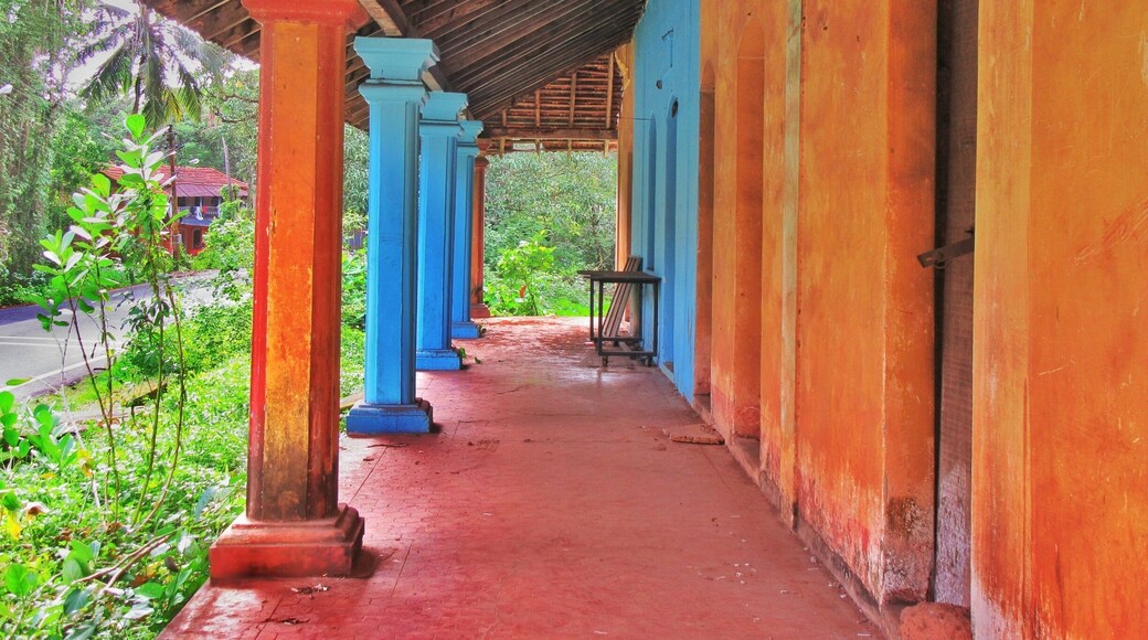 Each time we drove pass this house, I made sure to admire and capture it as much as I can. You don't get to see such pretty little things very often. The drive from Aldona to Charó island is filled with color coordinated houses, lucky are the ones who can call it home.