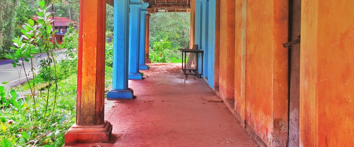 Each time we drove pass this house, I made sure to admire and capture it as much as I can. You don't get to see such pretty little things very often. The drive from Aldona to Charó island is filled with color coordinated houses, lucky are the ones who can call it home.