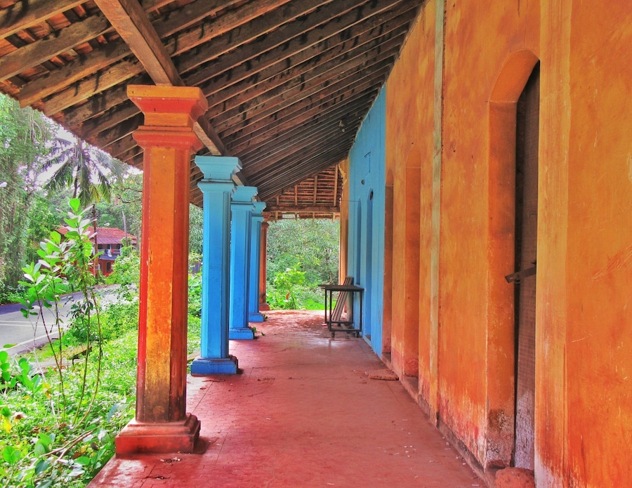 Each time we drove pass this house, I made sure to admire and capture it as much as I can. You don't get to see such pretty little things very often. The drive from Aldona to Charó island is filled with color coordinated houses, lucky are the ones who can call it home.