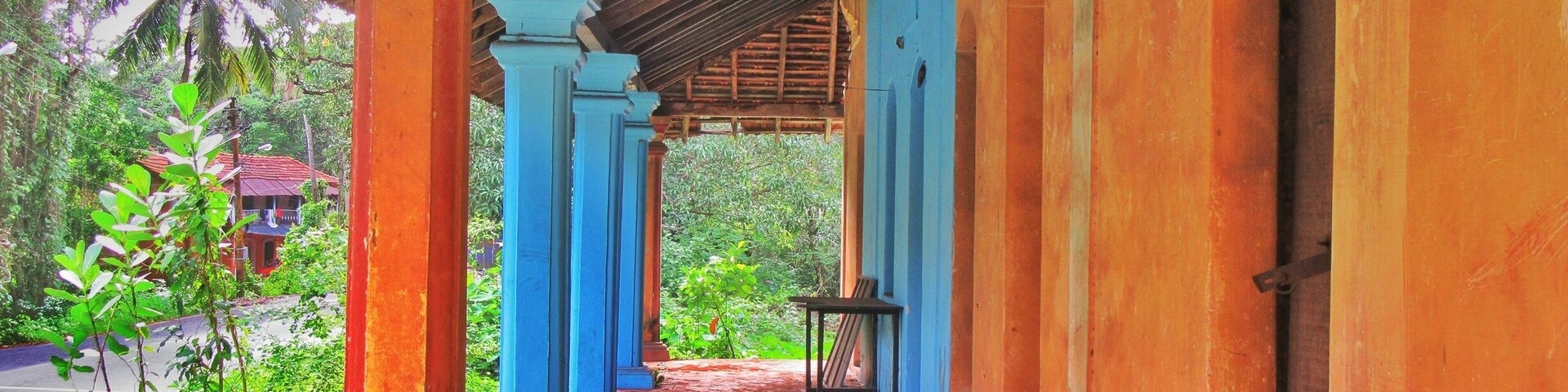 Each time we drove pass this house, I made sure to admire and capture it as much as I can. You don't get to see such pretty little things very often. The drive from Aldona to Charó island is filled with color coordinated houses, lucky are the ones who can call it home.