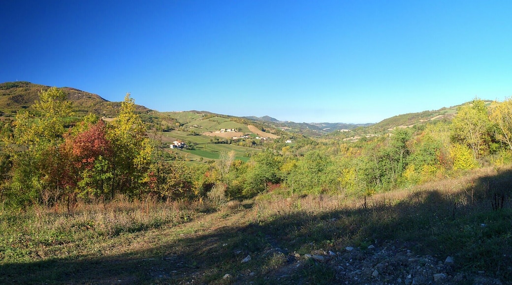 Volgendo lo sguardo in direzione di Zavattarello