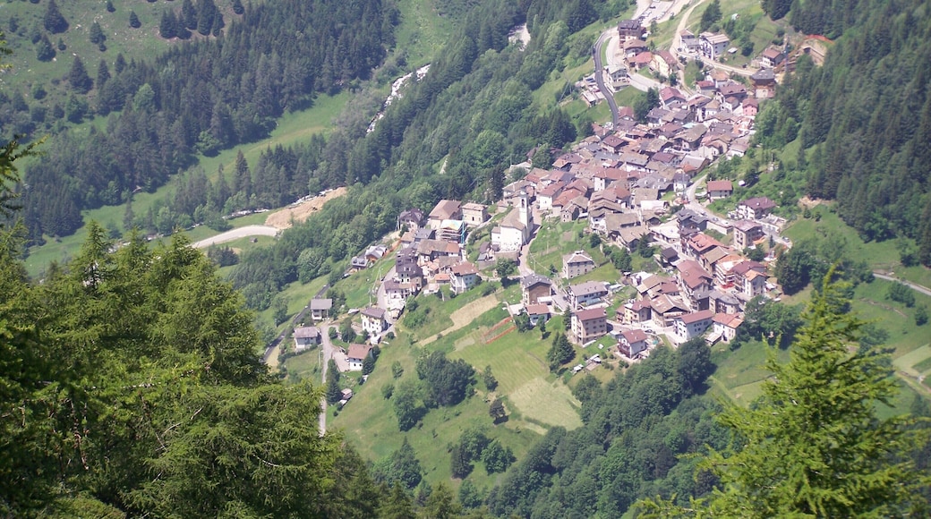 Pezzo Foto scattata dal sentiero n. 2 tra il Rifugio Bozzi e loc. Meda
