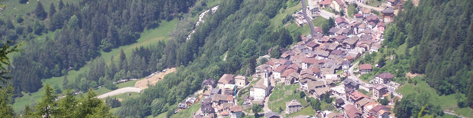 Pezzo Foto scattata dal sentiero n. 2 tra il Rifugio Bozzi e loc. Meda