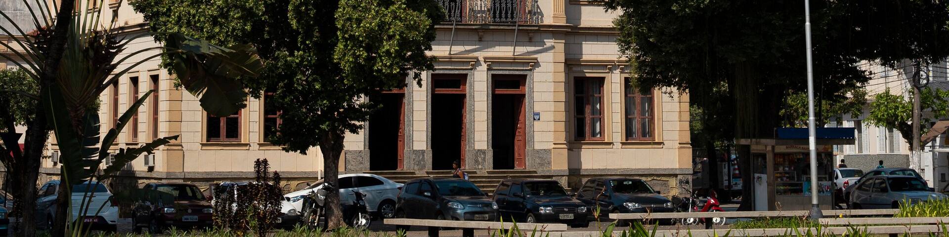 Cataguases, Minas Gerais, Brasil: Praça de Santa Rita e prédio histórico da prefeitura