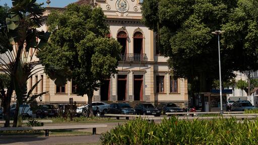 Cataguases, Minas Gerais, Brasil: Praça de Santa Rita e prédio histórico da prefeitura