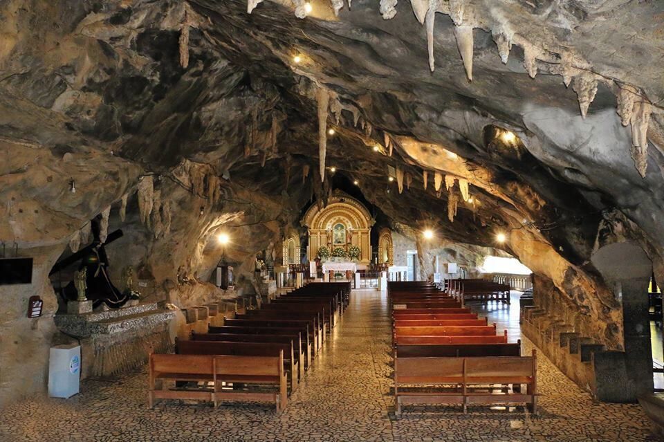 Esta é a Gruta do Senhor Bom Jesus da Lapa. Milhares de fiéis já passaram e passam por aqui para viver um momento de paz de Deus e contemplar a natureza.