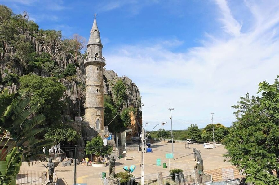O Santuário do Bom Jesus da Lapa e de Nossa Senhora da Soledade fica localizado no município de Bom Jesus da Lapa na região oeste do estado da Bahia, Brasil, situado a 850 quilômetros de sua capital, Salvador. Recebe milhares de romeiros e romeiras durante anos, ficando como a terceira maior romaria do Brasil.
História do português Pe. Francisco da Soledade (Fundador do Santuário do Bom Jesus da Lapa - Bahia - Brasil) *1657 - +1722
Francisco de Mendonça Mar encontrou a Gruta, que viria a ser o Santuário do Bom Jesus da Lapa, em 1691. Com vinte e poucos anos de idade, em 1679, chegou a Salvador, na Bahia, Brasil e tinha a profissão de pintor e ourives. Ao prestar um trabalho ao Governo Geral da Bahia, pintando o palácio, não recebeu o valor da sua mão de obra onde o levou a procurar o governador para fazer sua reclamação. Ao protestar, foi de forma injusta preso por quase dois anos e com ele seus escravos. Neste momento de abandono a providência de Deus o levou a reflexão de sua história pessoal, mudando de vida naquela ocasião e deixando o ódio em seu coração para trás. Francisco sai da prisão não mais o mesmo, se torna um novo homem. Distribuiu seus bens, fez-se pobre, deu a liberdade seus escravos e acompanhado de uma imagem do Cristo Crucificado e uma pequena estampa de N. Sª. das Dores, enveredou-se pelo sertão adentro para viver uma vida de ermitão em terras brasileiras buscando Deus na Solidão.
Depois de vários meses de caminhada avistou um morro e penetrou numa gruta, onde depositou a cruz que trazia e, ao lado, a estampa da Virgem Maria para viver uma vida de penitência, oração, ajuda aos mais necessitados, evangelizando os índios e escravos fugitivos.
Correndo o boato de um homem penitente que vivia numa gruta a beira do Rio São Francisco, chegando a notícia aos representantes da Santa Igreja, no ano de 1703, a pedido do arcebispo de Salvador, Dom Sebastião Monteiro da Vide, viajou até a capital, a fim de prepara-se para o sacerdócio. Foi ordenado em 1706, com o nome de Padre Francisco da Soledade, título dado a Nossa Senhora que era sua companheira na solidão daquele lugar. Voltou para o Santuário como seu primeiro capelão, padre secular do hábito de São Pedro. Faleceu em 1722 e, no mesmo ano, foi publicado no livro “Santuário Mariano...” do Frei Agostinho de Santa Maria, em Lisboa, Portugal, a biografia do Monge escrito pelo arcebispo da Bahia, o mesmo que o ordenou sacerdote.