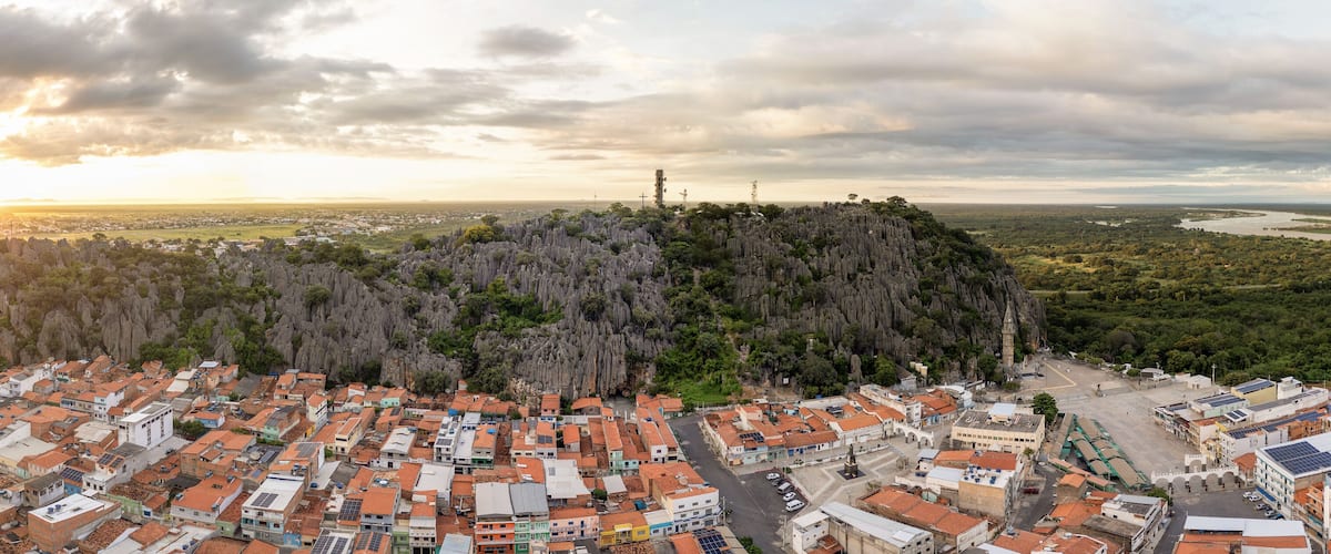 Imagem panorâmica da Gruta localizada na cidade de Bom Jesus da Lapa, situada no estado da Bahia, Brasil
