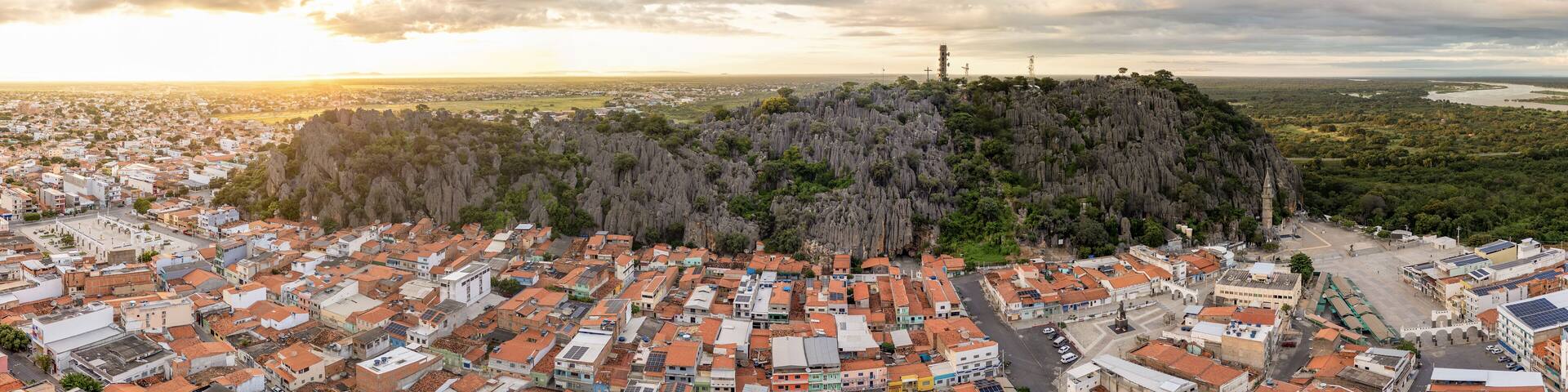 Imagem panorâmica da Gruta localizada na cidade de Bom Jesus da Lapa, situada no estado da Bahia, Brasil