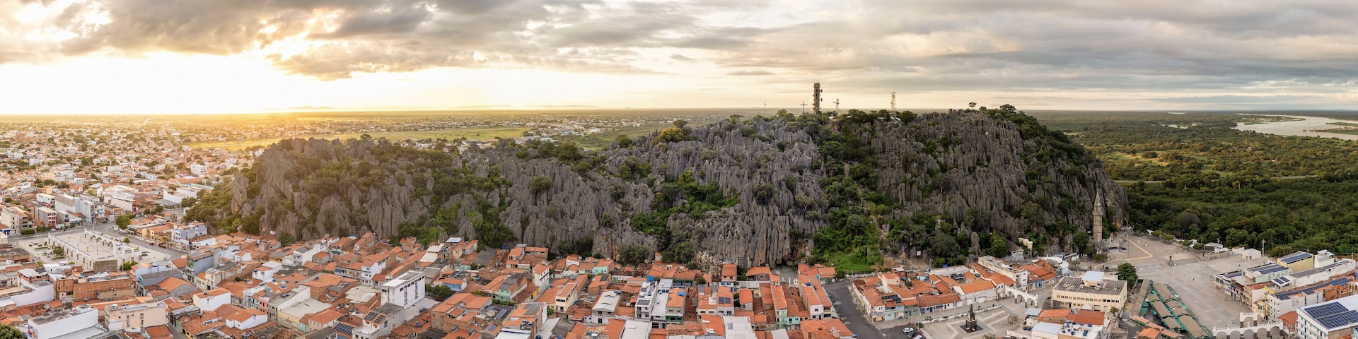 Imagem panorâmica da Gruta localizada na cidade de Bom Jesus da Lapa, situada no estado da Bahia, Brasil