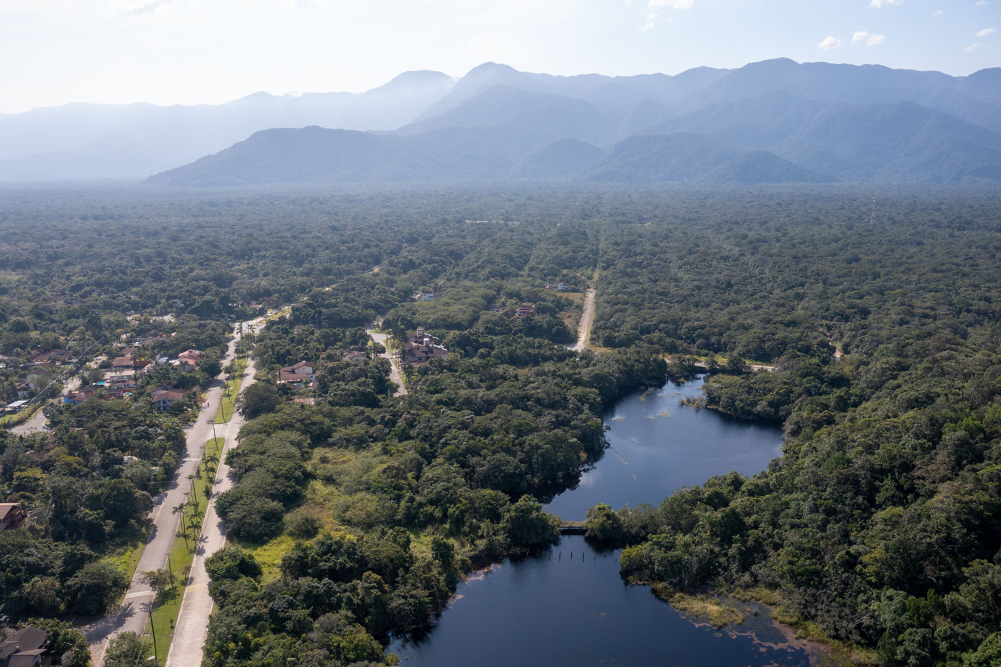 Condominios adentrando na mata atlantica no litoral da costa de São Sebastião, litoral norte de São Paulo, Brasil 