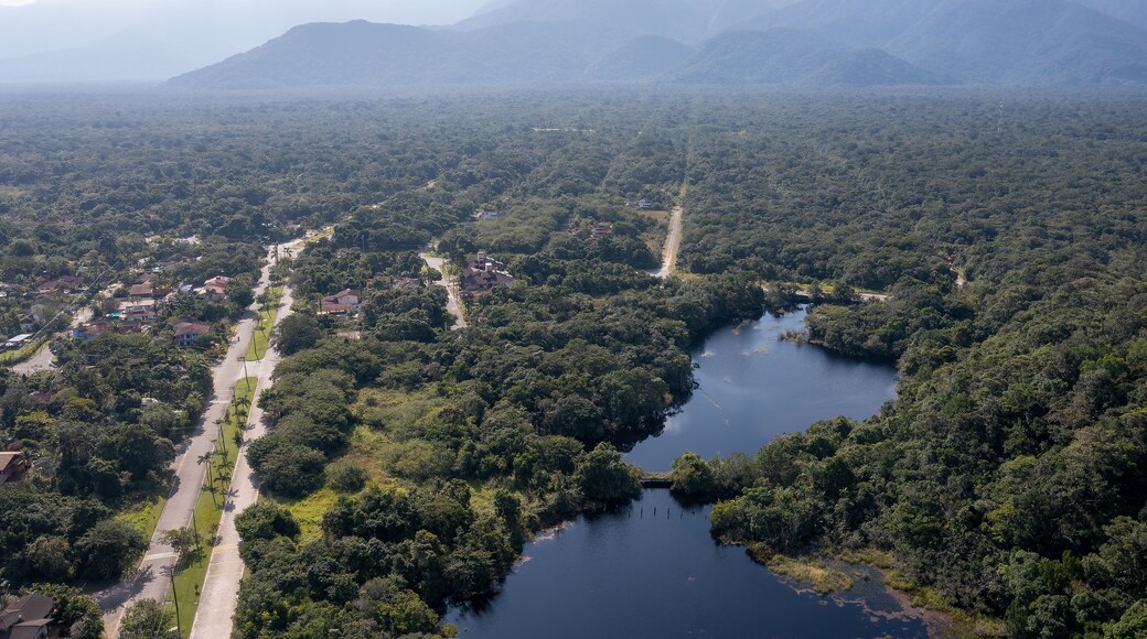 Condominios adentrando na mata atlantica no litoral da costa de São Sebastião, litoral norte de São Paulo, Brasil