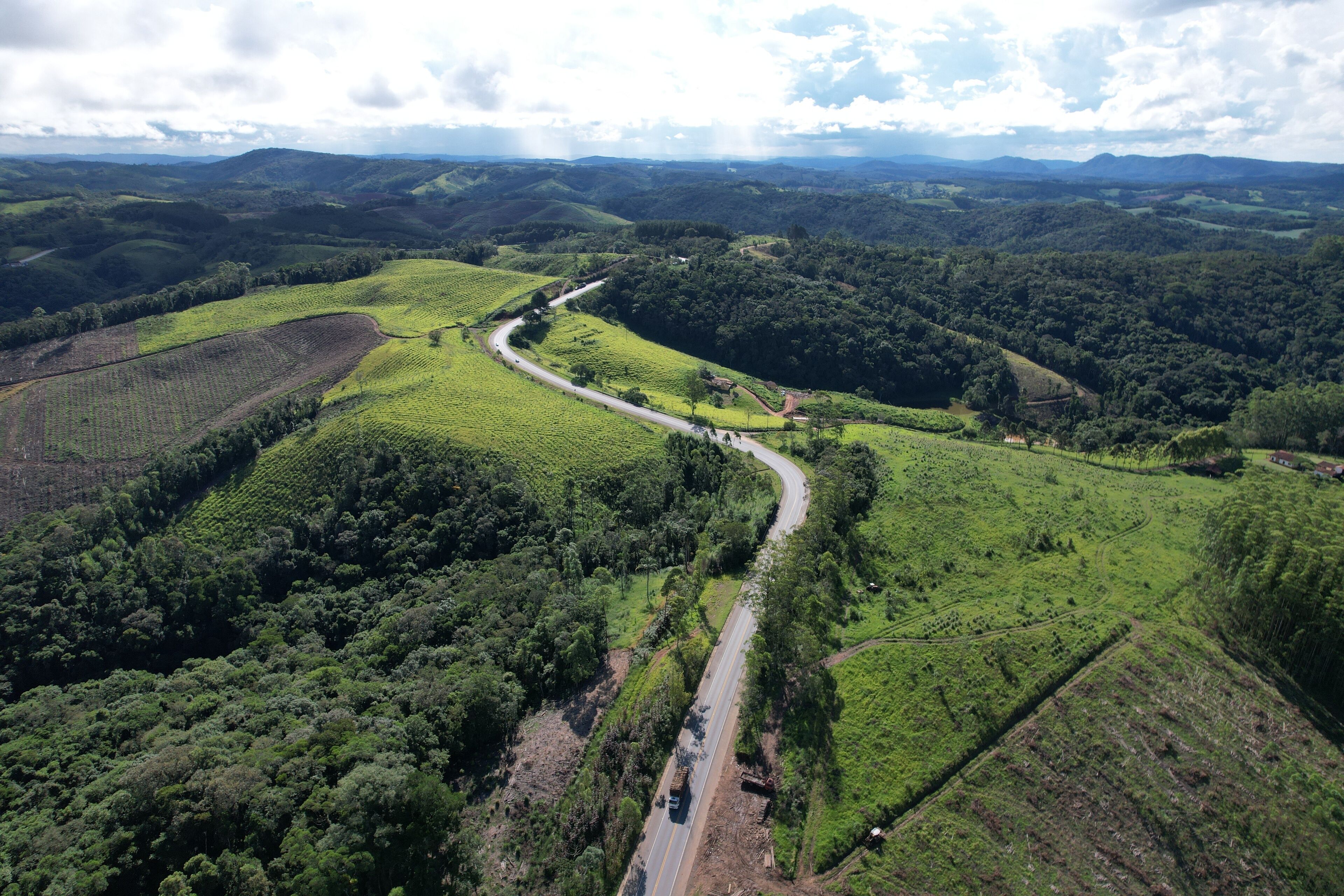 uma estrada vicinal no interior do estado de São Paulo