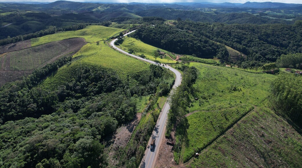 uma estrada vicinal no interior do estado de São Paulo
