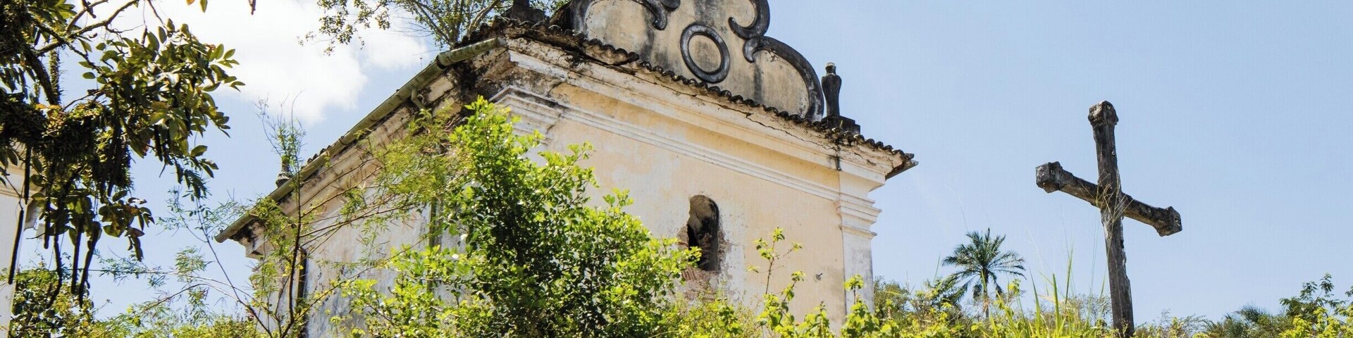 View of Capela da Santa Casa de Misericรณrdia from lower access road. Maragogipe, Bahia, Brazil.