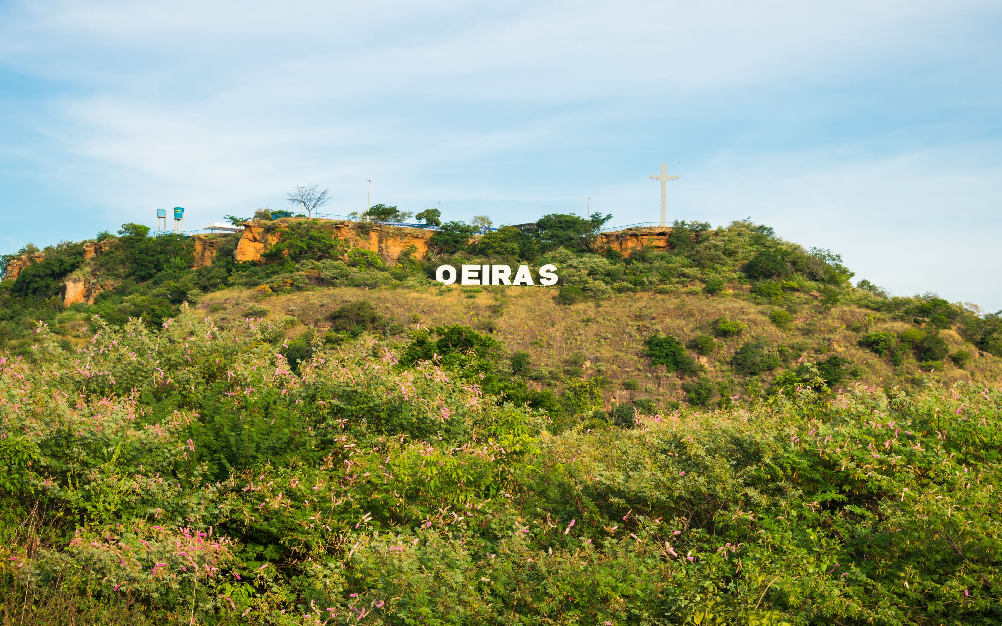 A hill with the text "Oeiras" and a cross on top.