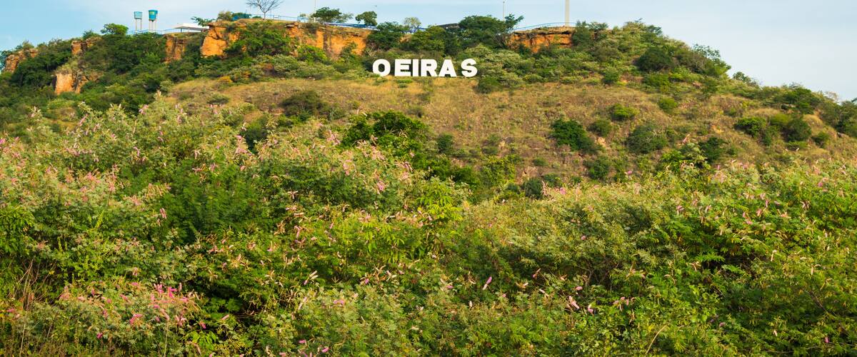 A hill with the text "Oeiras" and a cross on top.