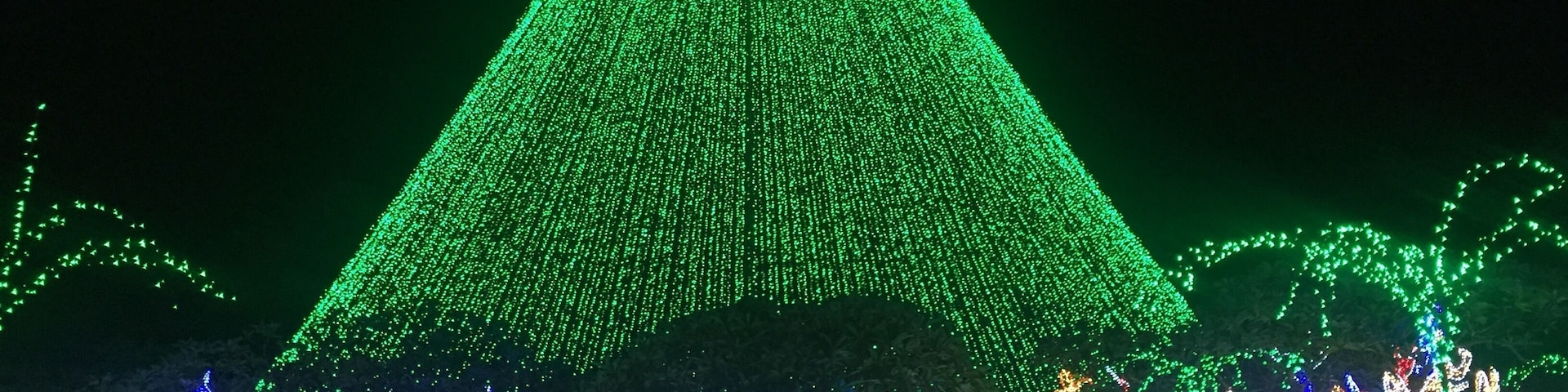 Linda árvore de Natal e decoração natalina.