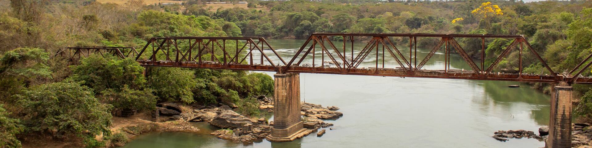 Paisagem com a nova ponte ferroviária e detalhe da rodovia GO-330, sobre o Rio Corumbá no município de Pires do Rio.