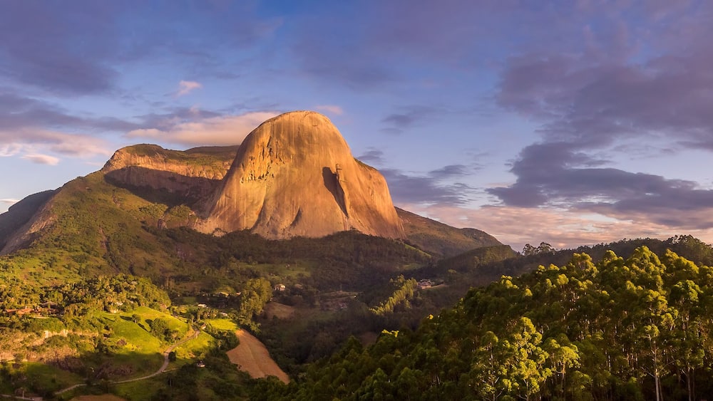 Vista aérea panorâmica de um pôr-do-sol na Pedra Azul. Domingos Martins, Estado do Espírito Santo, Brasil.