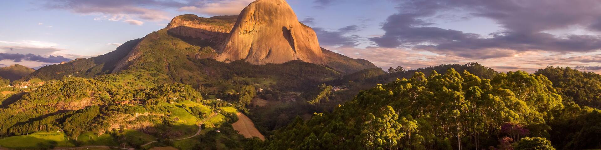 Vista aérea panorâmica de um pôr-do-sol na Pedra Azul. Domingos Martins, Estado do Espírito Santo, Brasil.