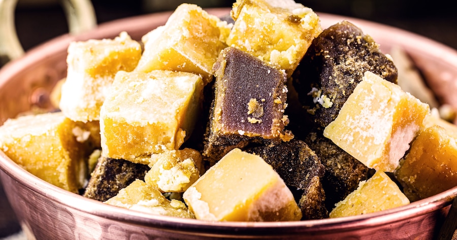 Copper pot with sugar cane-based sweets of Azorean or Canarian origin, called Rapadura, pan, cardboard, piloncillo, chancaca, empanisation and sweet tapa. Consumed throughout Latin America.
