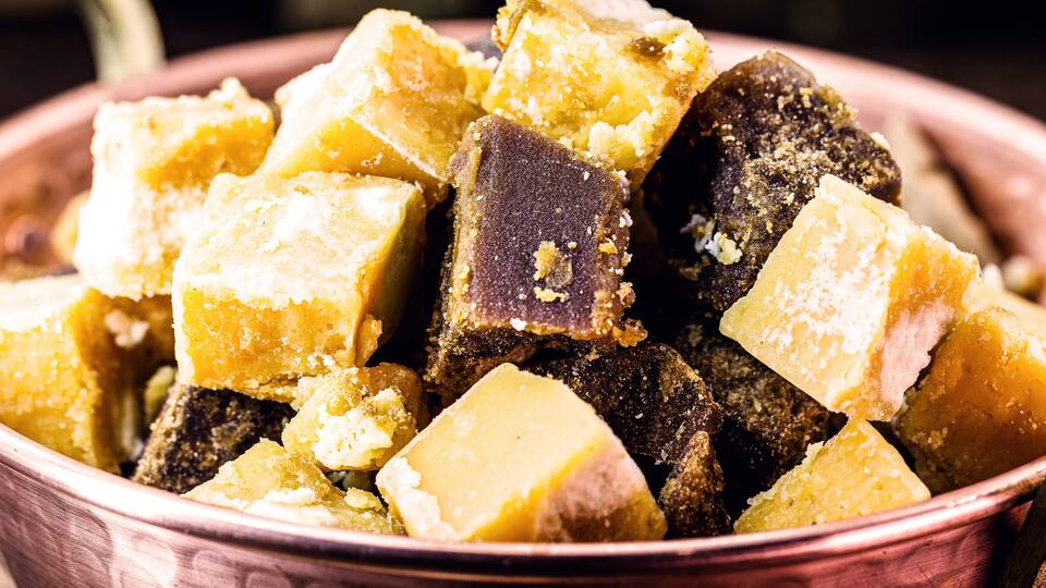 Copper pot with sugar cane-based sweets of Azorean or Canarian origin, called Rapadura, pan, cardboard, piloncillo, chancaca, empanisation and sweet tapa. Consumed throughout Latin America.