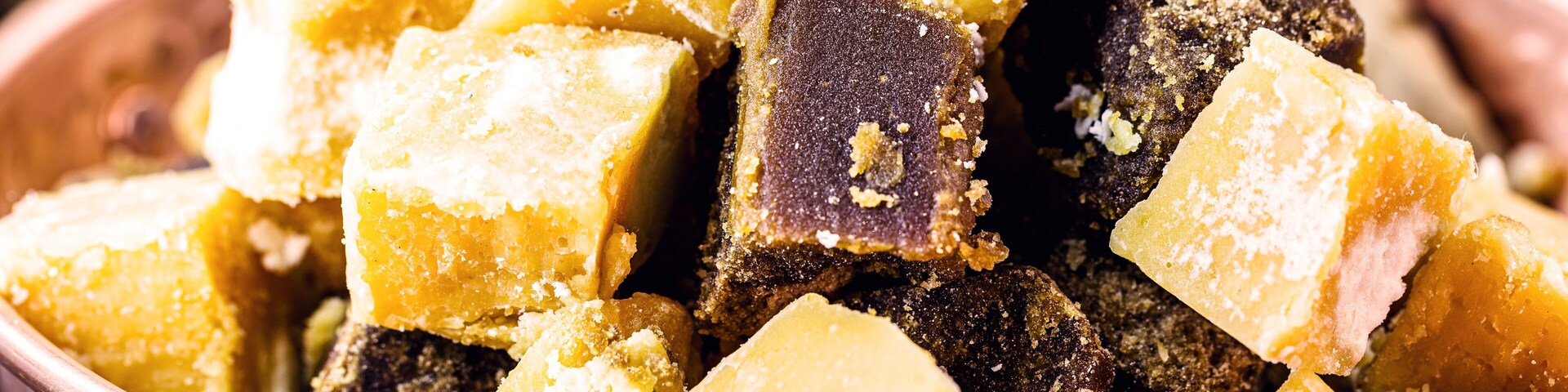 Copper pot with sugar cane-based sweets of Azorean or Canarian origin, called Rapadura, pan, cardboard, piloncillo, chancaca, empanisation and sweet tapa. Consumed throughout Latin America.