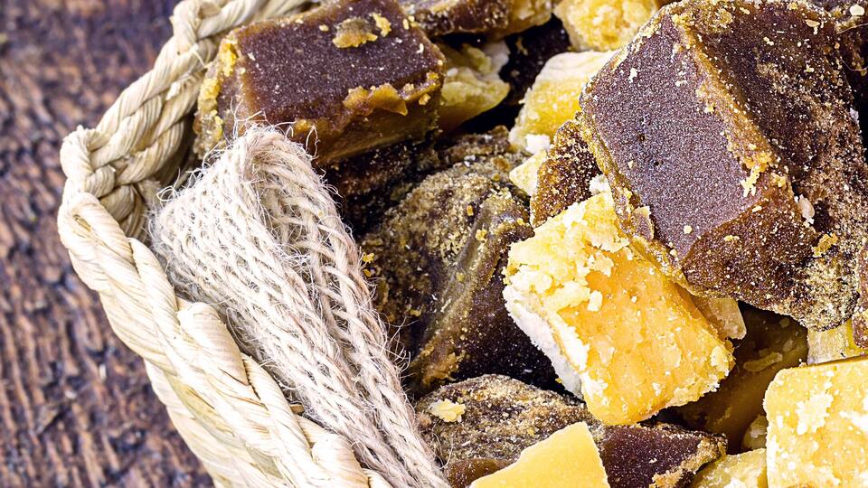 straw basket with sugar cane-based sweets of Azorean or Canarian origin, called Rapadura, pan, cardboard, piloncillo, chancaca, empanisation and tapa-doce. Consumed throughout Latin America.