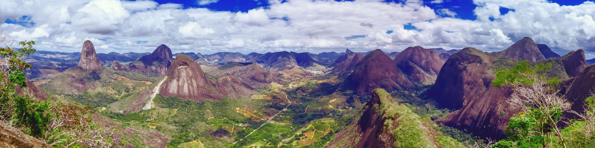 Un paysage montagneux caractérisé par d’imposantes formations rocheuses et un ciel d’un bleu limpide.