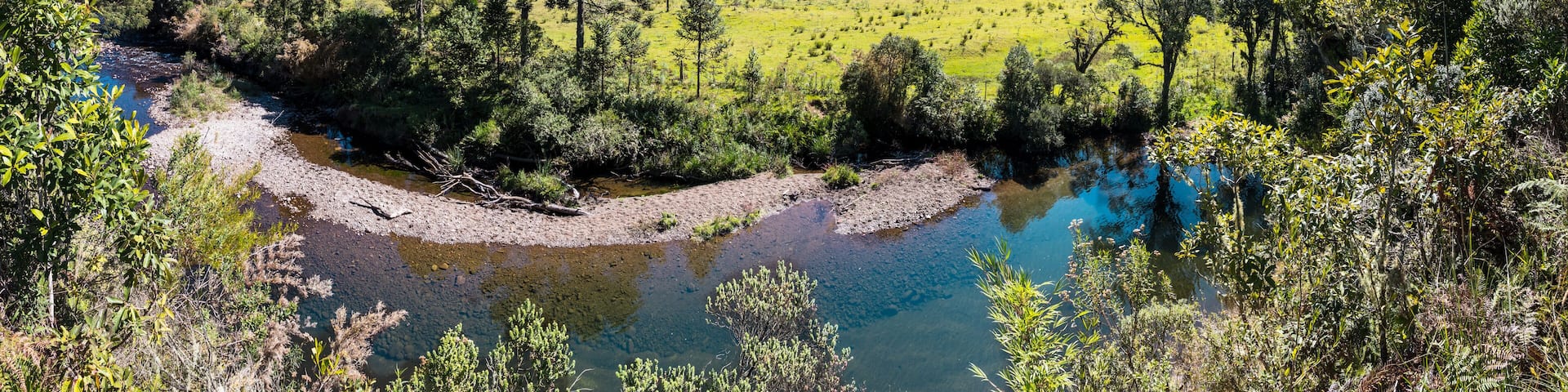 Paisagem campestre com rio