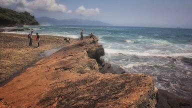 East Peng Chu is famous for the red rocks, there is an awesome beach for corals hunting, picnic, diving and hiking. There is only a ferry go to the island on the weekend only. #beachtips #travel #red #landscape #nature #water #nationalpark #hiking