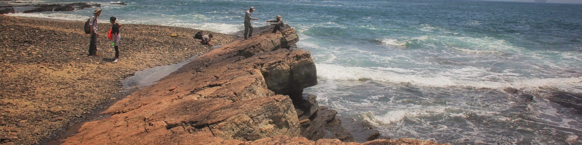 East Peng Chu is famous for the red rocks, there is an awesome beach for corals hunting, picnic, diving and hiking. There is only a ferry go to the island on the weekend only. #beachtips #travel #red #landscape #nature #water #nationalpark #hiking