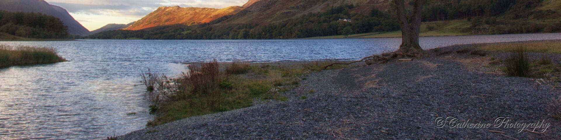 A pretty English country side - Buttermere, Lake District. A great place for picnic, family gatherings, hiking. #nationalpark #england #hiking #beachtips #travel #landscape #water #nature