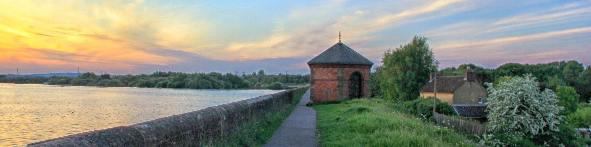 Everything within easy reach, I am lucky that my hometown has so much to offer for our need - plAces for hiking, water sport, birds watching and etc. #England #hiking #travel #ruin #water #nationalpark