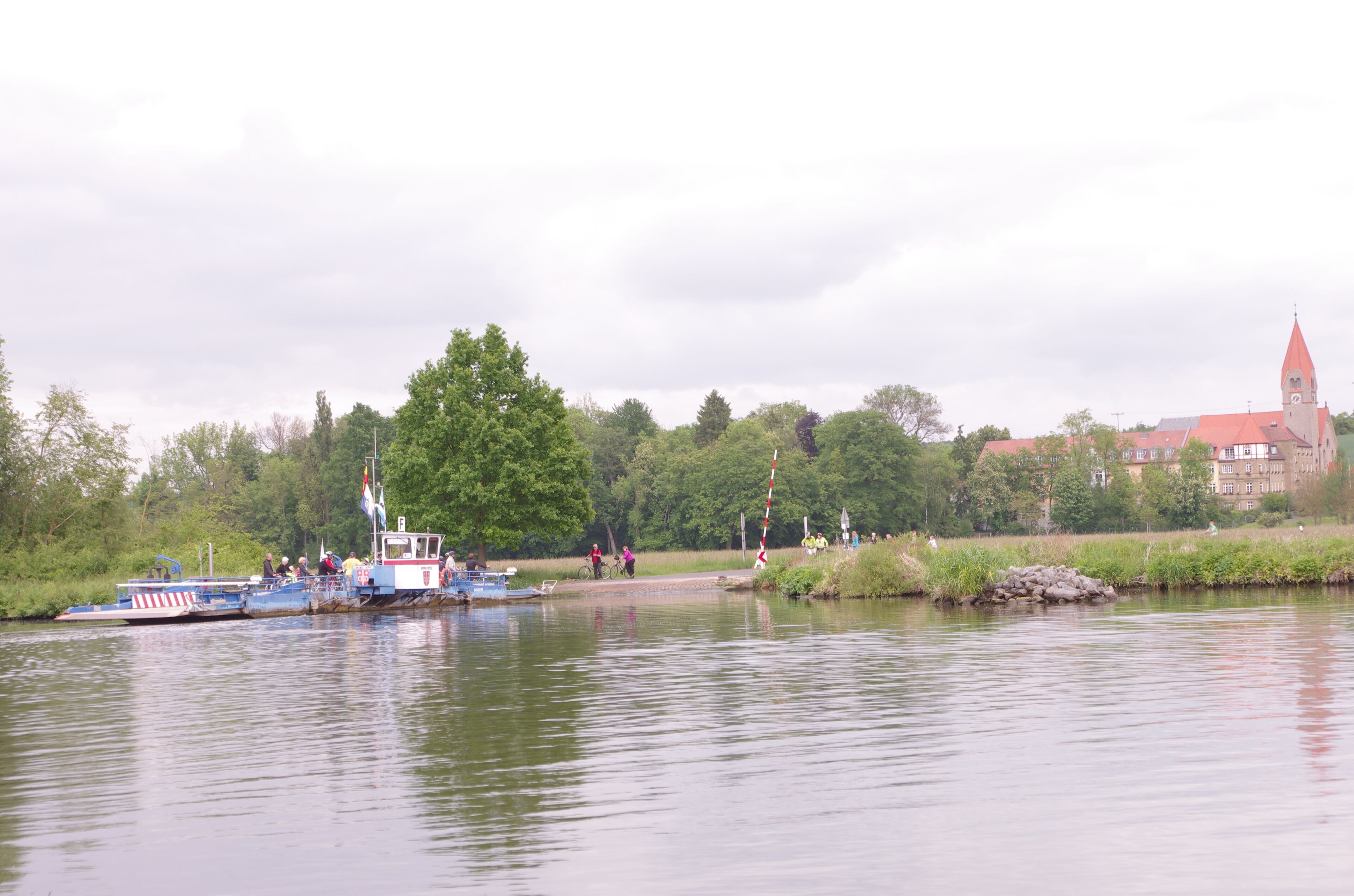 Mainfähre Wipfeld. Im Hintergrund Kloster St. Ludwig. Zur Mainfähre/Lindacher Straße, Wipfeld, Landkreis Schweinfurt, Unterfranken, Deutschland